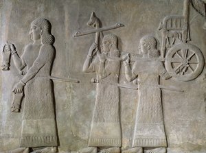 Relieve que representa sirvientes llevando vasos de bebida y el carro real, del Palacio de Sargón II en Khorsabad, Irak